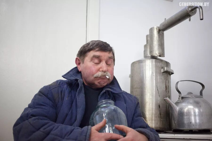 Самый лучший самогон. Самогонный аппарат самогонщики. самогонный аппарат прикольные. дед с самогонным аппаратом. смешной самогонный аппарат.