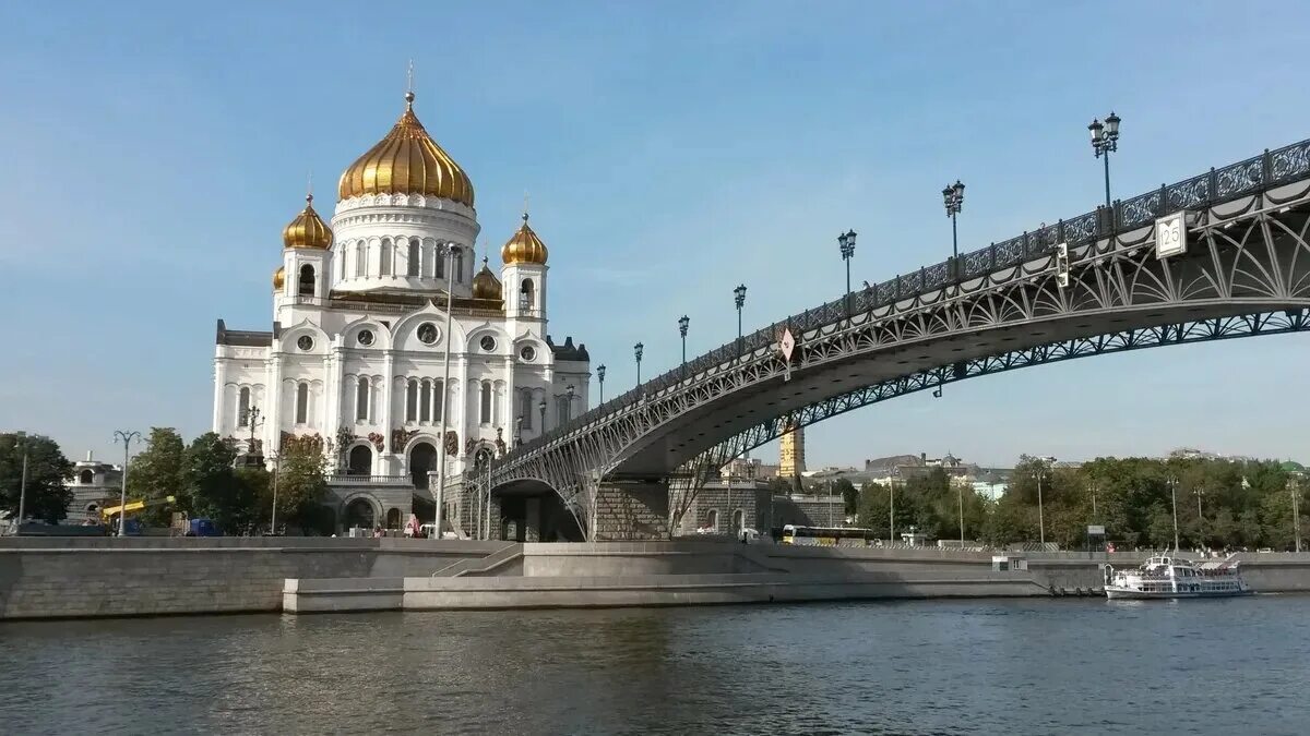 2 5 августа москва. Храм Христа Спасителя. Патриарший мост. Вид на храм Христа с Москва реки летом.