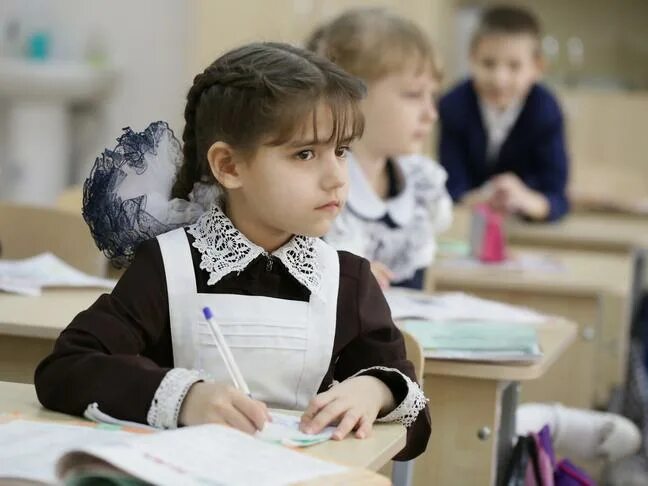 Что любят дети в 1 классе. Что любят дети в 1 классе. Русские дети в школе. Фотосъемка в школе. Первоклассники в классе.