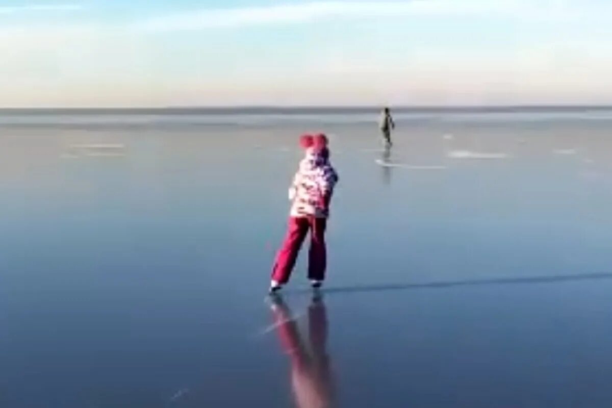 Выход на лед на рыбинском водохранилище. Каток на Рыбинском водохранилище. Маловодье Рыбинского водохранилища. Каменюки Рыбинское водохранилище. Лед Рыбинского водохранилища.