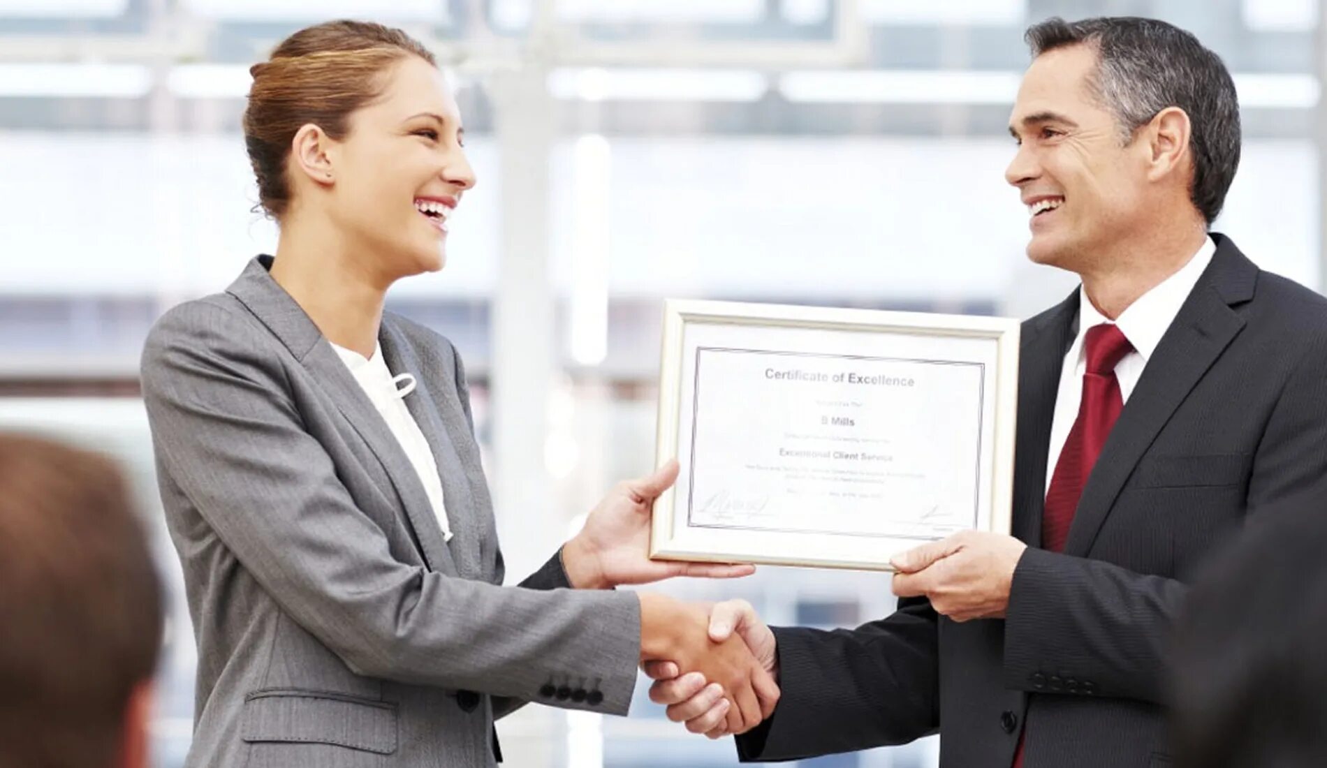 признание коллег. кубок победителя. человек с кубком в руках. награждение в офисе. кубок в руках.