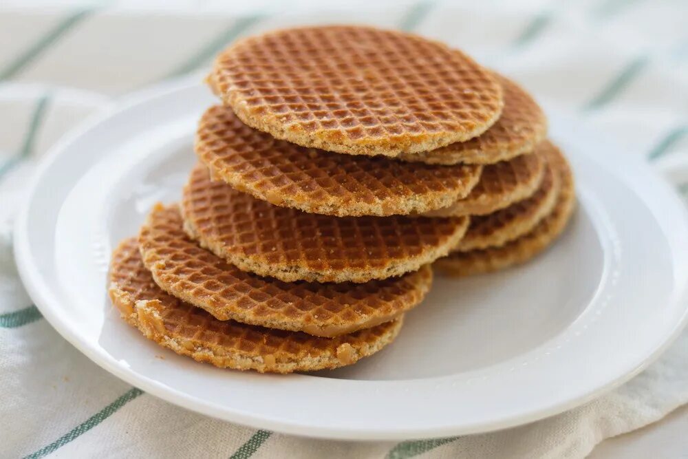 Вафли с печенью. Вафли Stroopwafels. Stroopwafels голландские вафли. Голландские вафли «Stroopwafels» в Нидерландах. Вафли круглые.