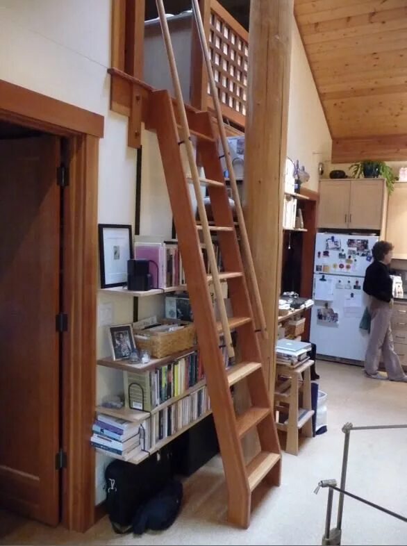 Деревянная полувинтовая лестница. Крутая лестница на чердак. Loft ladder лестница. Лестница гусиный шаг на чердак. Мансардная лестница.