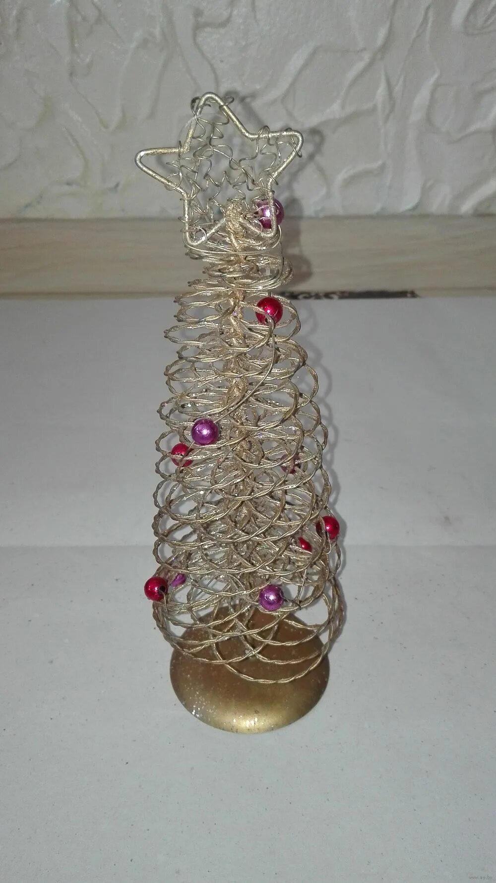 Елка из проволоки спираль. Елка из флористической проволоки. Новогодняя елка из проволоки. Как сделать елочку своими руками из проволоки. Каркас новогодней елки.