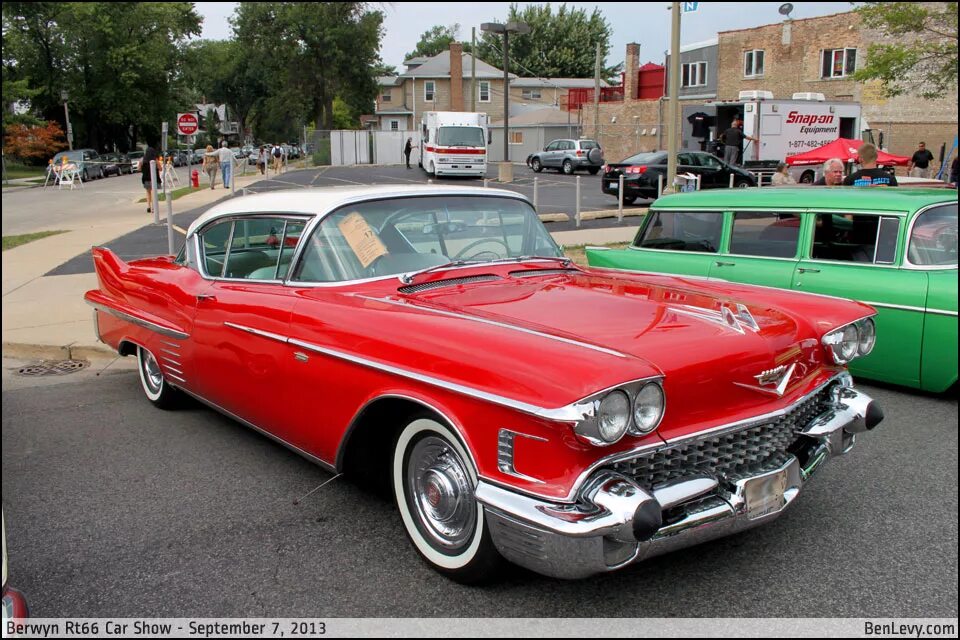 Cadillac Deville 1958 года. Кадиллак де Вилль 1958. Кадиллак купе Девиль 1958 года. Coupeville машина.