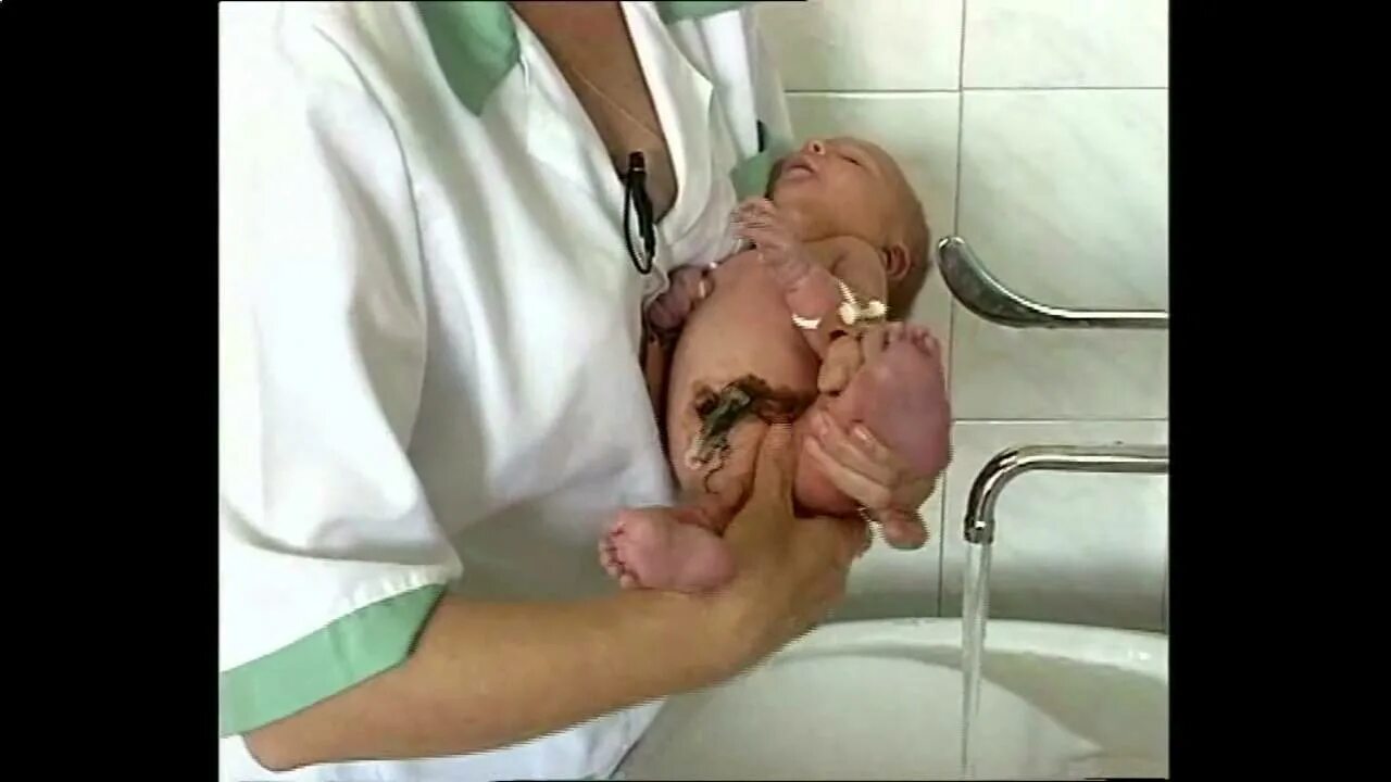 Гинеколог подмываться. Подмывание новорожденного ребенка. Как подмывать новорожденного. Подмывать новорожденного мальчика. Пожмывпем нлвлрожденнуь девочку.