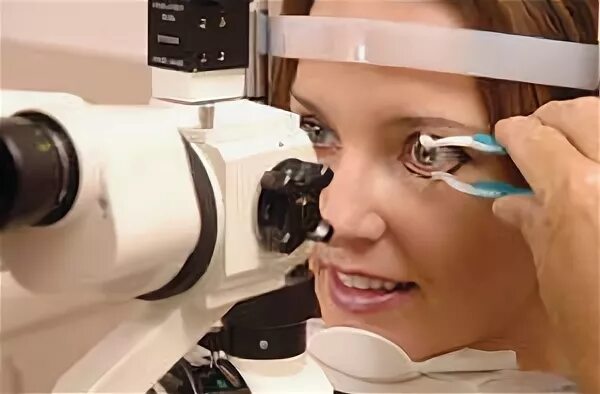 Непрямая бинокулярная офтальмоскопия. Офтальмоскопия глазного дна. Осмотр глазного дна линзой. Офтальмоскопия с линзой гольдмана. Линза гольдмана глазное дно.