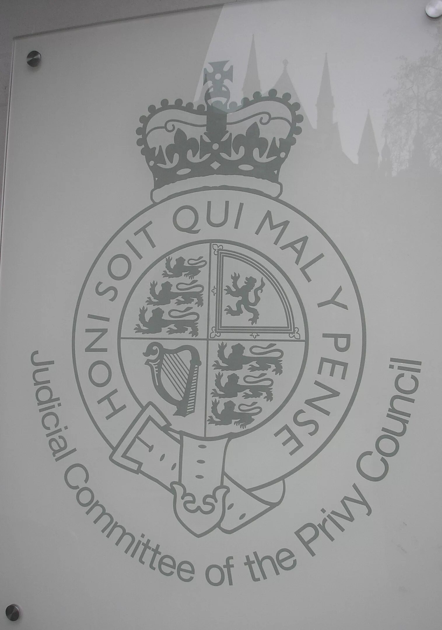 Qui mal. Qui mal. Герб англии черно белый. Герб великобритании 19 век. Герб стюартов.