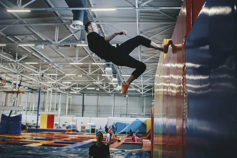 Спортивная акробатика на батуте. Прыжки на батуте. Спб space park батутный центр. Прыжки на батуте спорт. Прыжки на батуте большом.