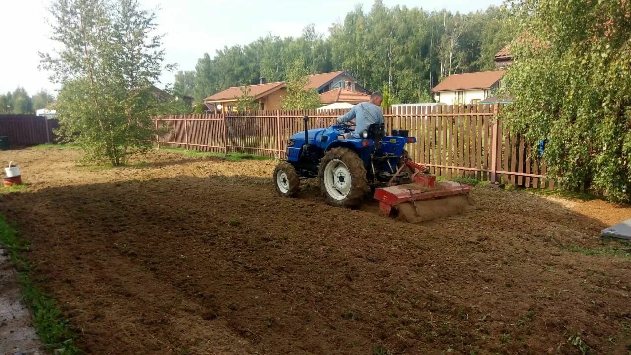 Вспахать сотку цена. Мини трактор культивация вспашка. Вспашка целины минитрактором. Вспашка земли минитрактор Subaru.