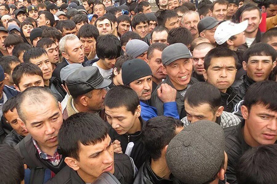 Киргизы работа в россии. Таджики мигранты в Москве. Толпа таджиков. Много узбеков. Узбекские гастарбайтеры.