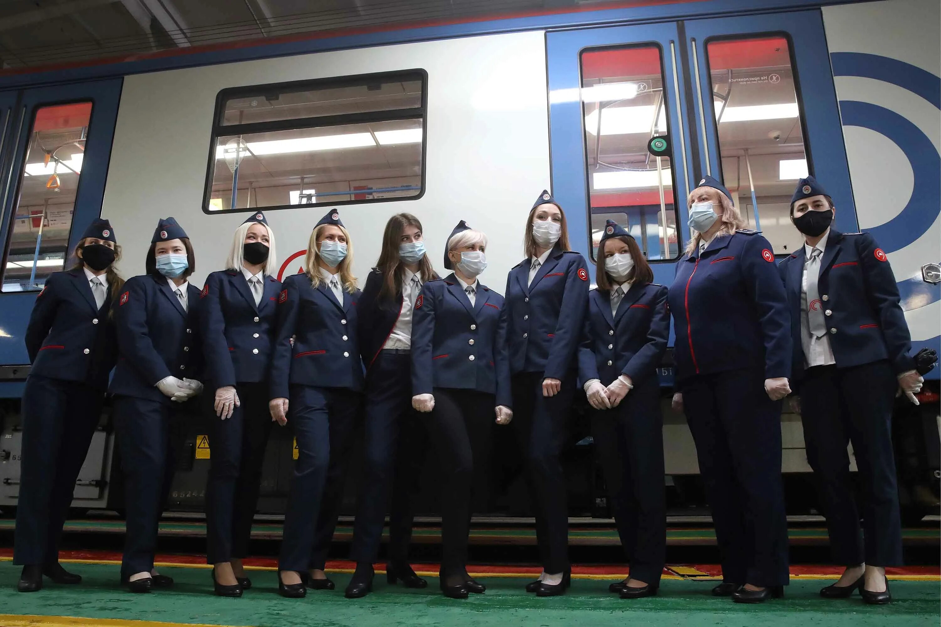 Женщины в метро москвы. Обучение в метрополитене в москве для женщин. Обучение в метрополитене в москве для женщин. Работа в метро для женщин в москве. Женщина машинист.