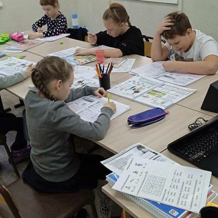 Ребенок не тянет школьную программу. Неудачи в учебе. Много уроков в школе. Школа будущего первоклассника. Ребенок за уроками.