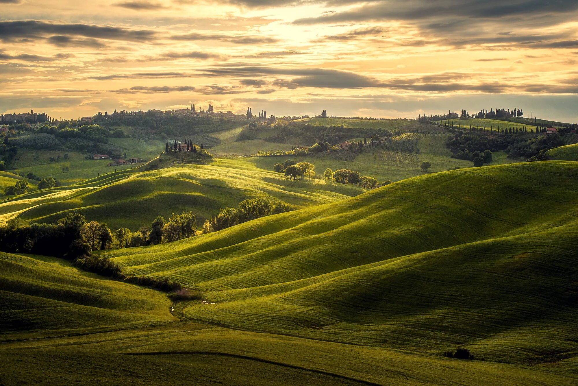 Холмы фото. Тоскана Италия зелёные холмы. Холмистая равнина Тоскана. Италия Тоскана ландшафт. Тоскана Италия холмы пейзаж.