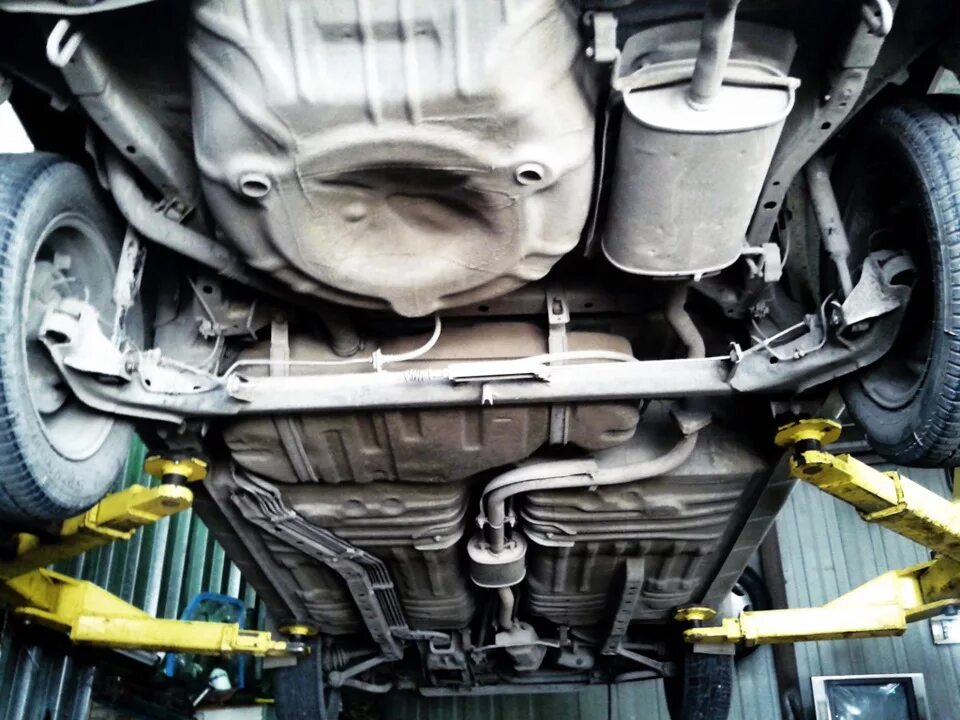 Мазда демио передняя подвеска. Мазда 3 на подъемнике днище. mazda demio 2002 подвеска. мазда демио вид снизу.