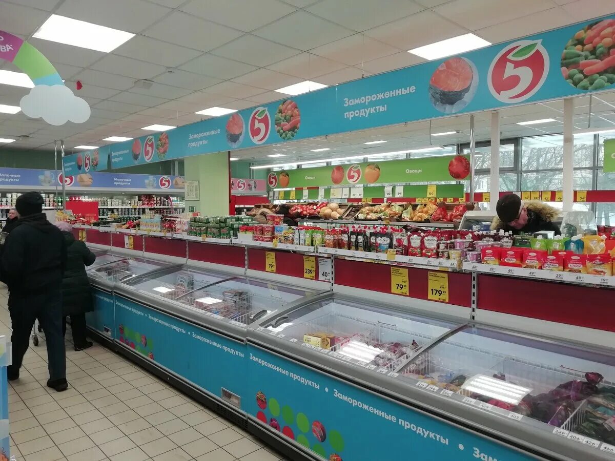 Пятерочка где продукты. Магазин пятерочка. супермаркет пятерочка. пятерочка торговые залы. магазин пятерочка внутри.