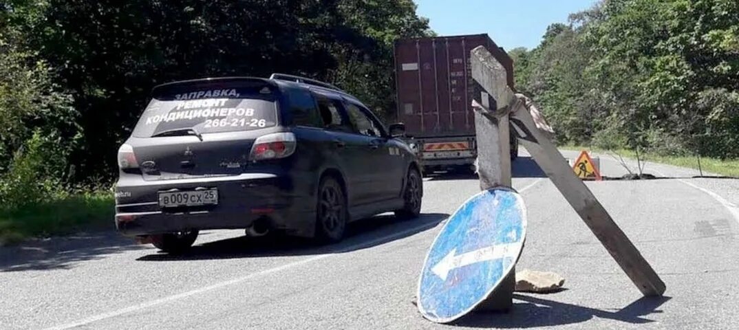 Препятствие на дороге. Дорожные препятствия. Автомобиль объезд препятствий. Препятствие на дороге ПДД.