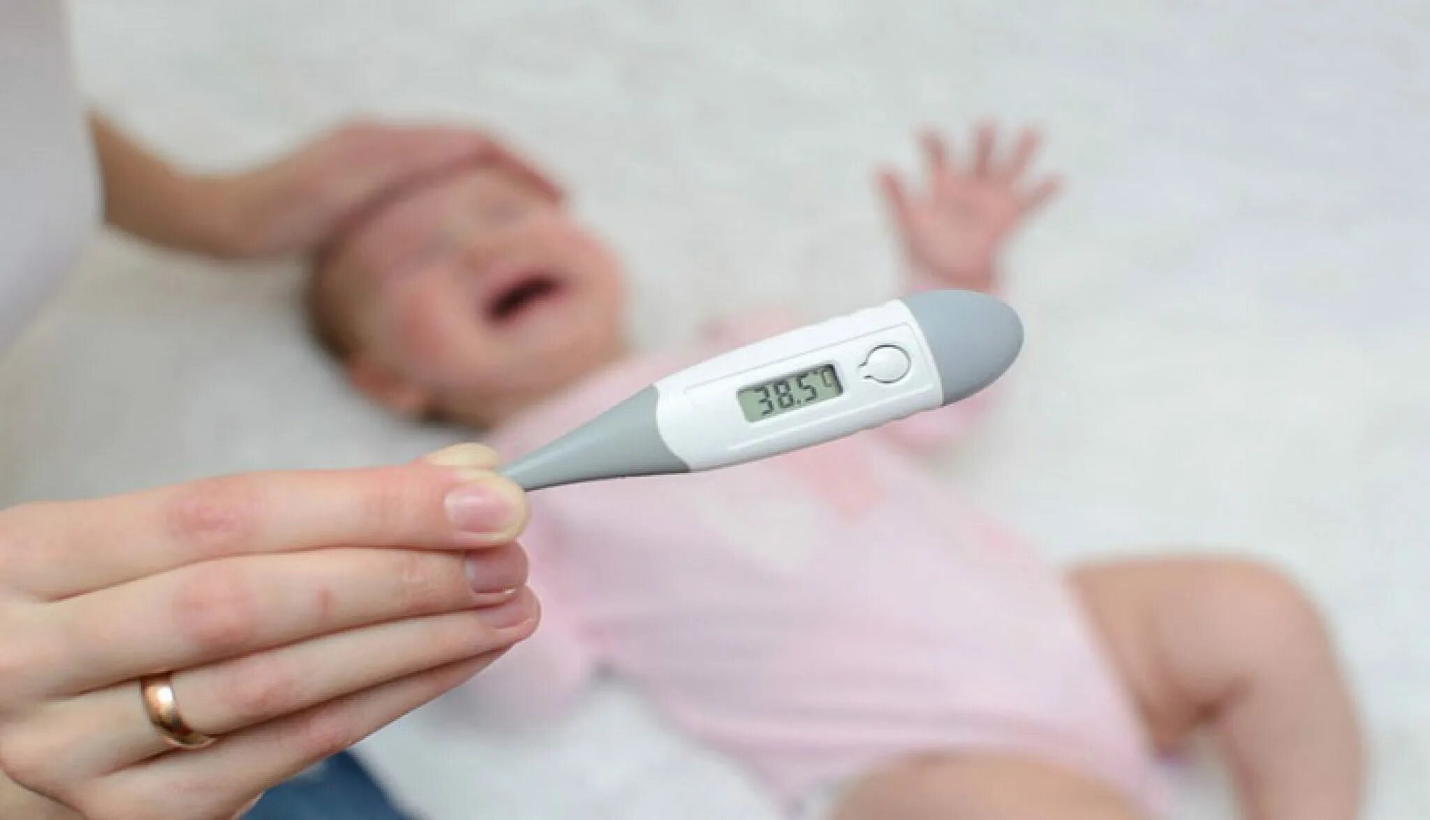 Ректальная температура ребенка. Термометрия новорожденного. Температура у ребенка. Ребенок с градусником. Ректальный градусник для младенцев.
