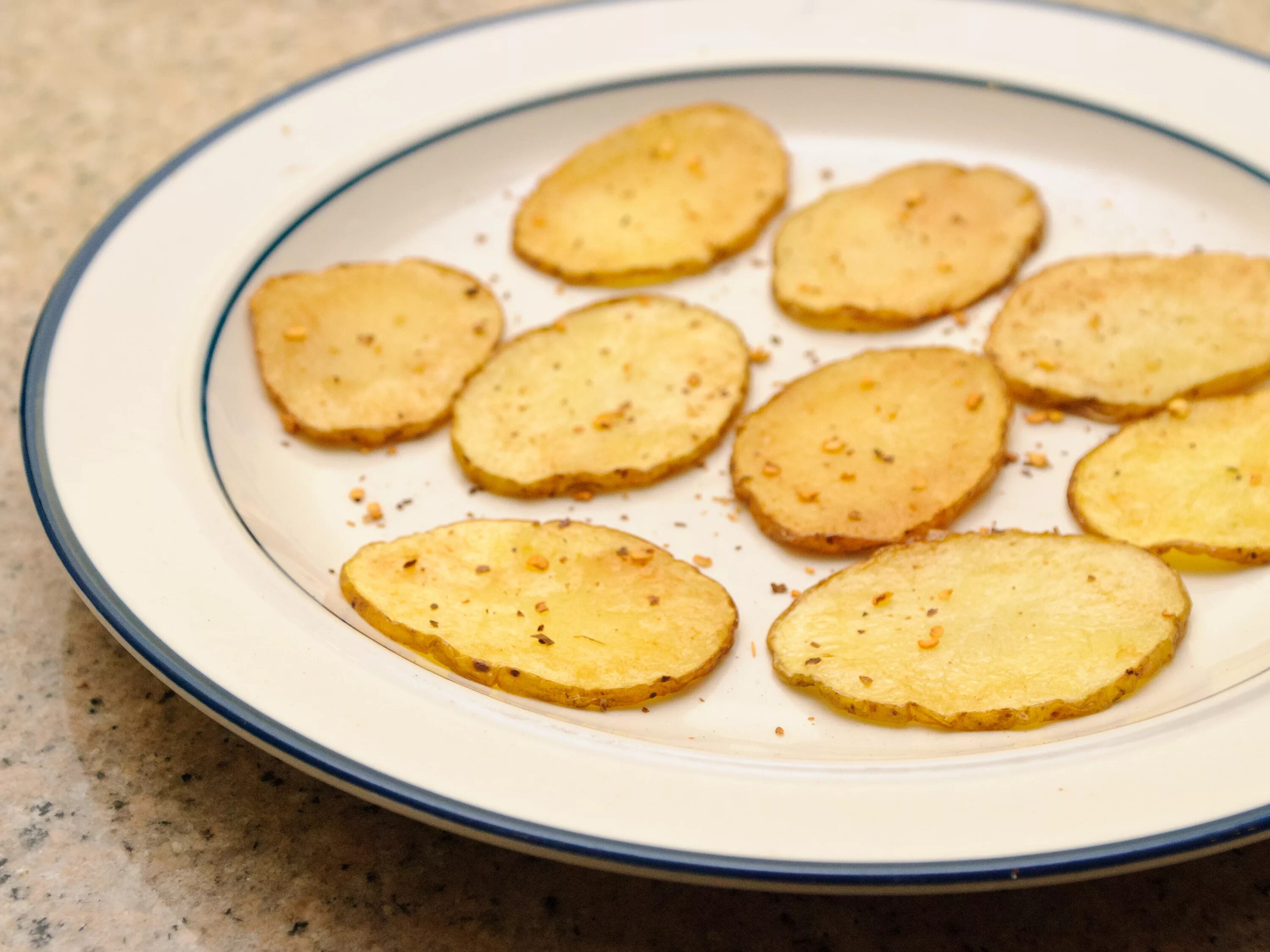 Чипсы дома из картошки. Приготовление чипсов из картофеля. Чипсы из картошки в домашних условиях. Картошка в масле чипсы. Картофельные чипсы в домашних условиях в духовке