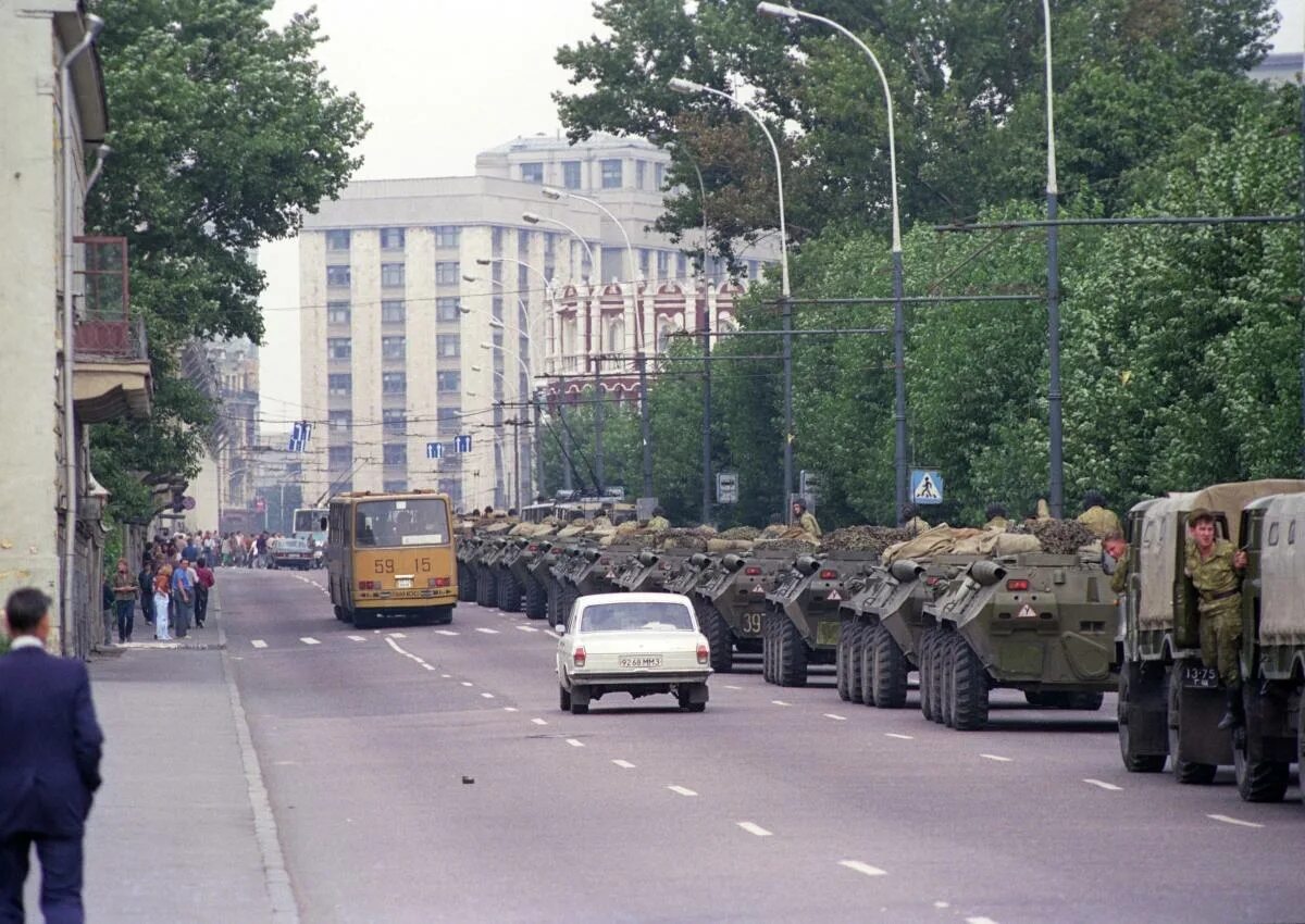 В москве есть военное положение. Таманская дивизия августовский путч. Ввод войск в Москву 1991. Танки в Москве 1991. Москва ГКЧП 1991.