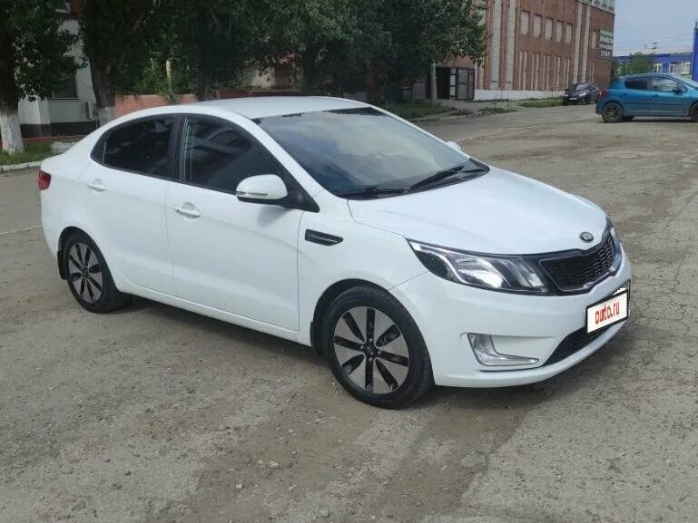 Купить б/у Kia Rio III 6-speed 1.6 AT (123 л.с.) бензин автомат в Москве: белый