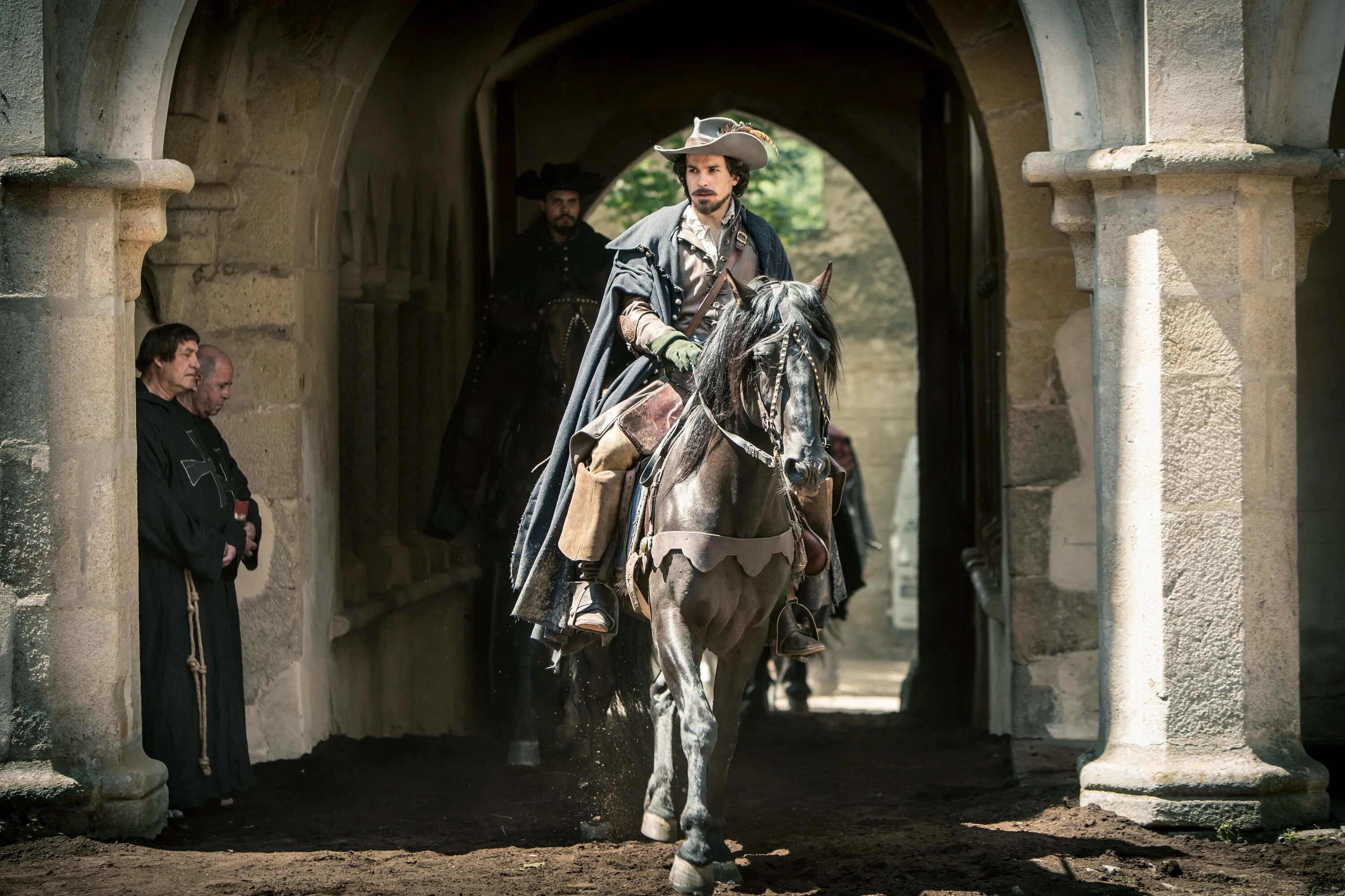 Три мушкетёра 2008. Три мушкетера 2013 атос и арамис. Три мушкетёра на конях арамис. Мушкетеры 2014 портос. Три мушкетёра на конях арамис.