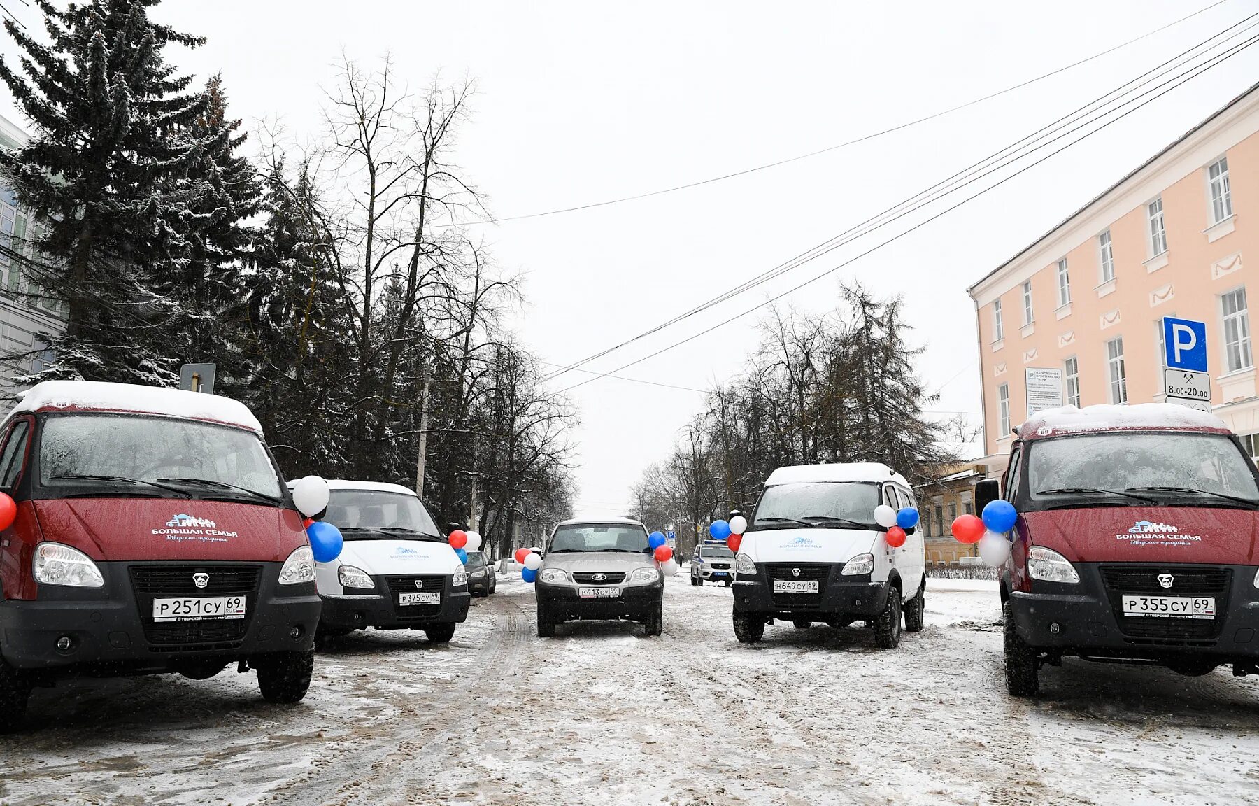 Тверская область машина многодетным. Автомобиль для многодетных. Вручение автомобилей многодетным. Автомобили многодетным в Тверской области. Автомобиль для многодетных 2024