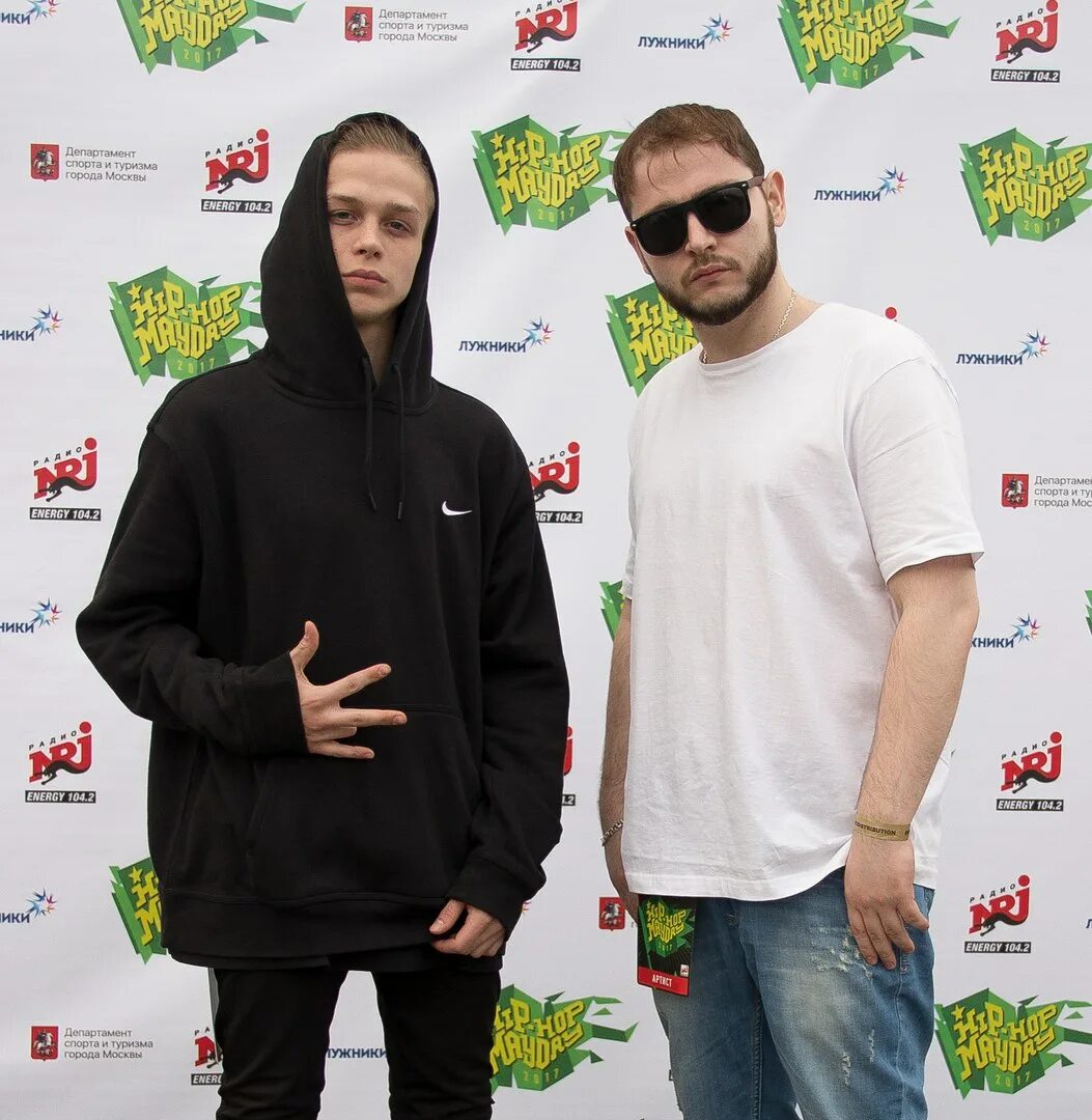 2 man group. Boyz ii men cd. 2 man group. Инопланетяне в чикаго. 2 man group.