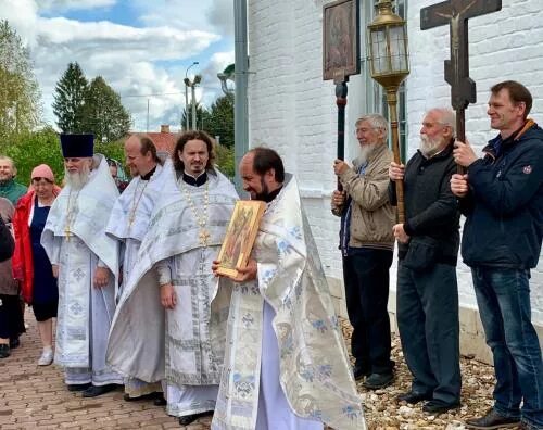 Расписание в соборе. Успенский собор владимир расписание служб. Церковь преображения расписание. Церковь в переделкино расписание богослужений. Храм на орбели расписание служб.