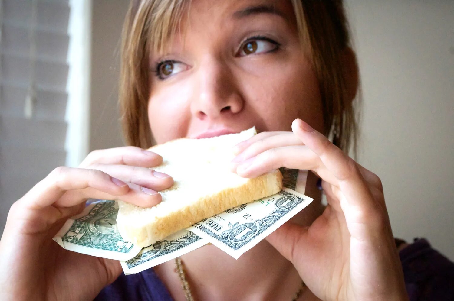 Настоящая женщина. Она выглядит как деньги в ее глазах. Человек с тенге в руке. Она выглядит как деньги в ее глазах. Если женщина всегда хорошо выглядит.