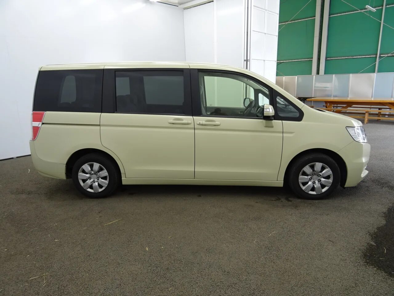 Honda Step Wagon 2.0 2005. Хонда минивэн 0.7 л. Хонда бежевая 7 местная. Хонда бежевая большая. Step wagon