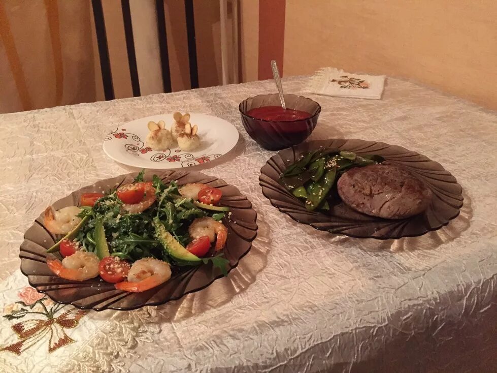 Домашний стол с едой. Домашний ужин. Сервировка стола для романтического ужина. Красивый стол на ужин.