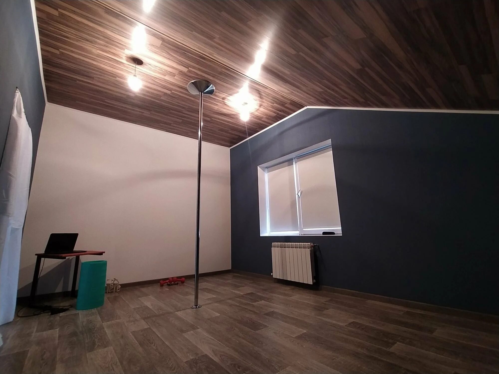 ламинат стены потолок. отделка деревом в интерьере. ламинат стены потолок. дерево в интерьере. отделка спальной комнаты.