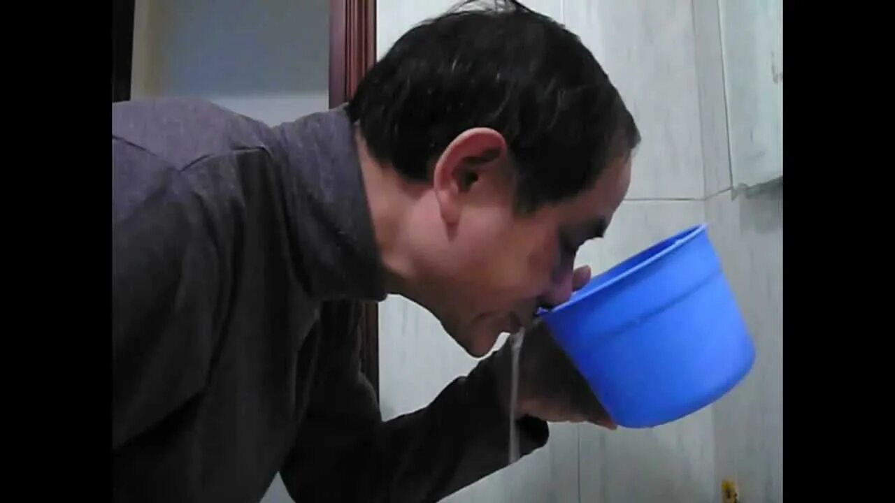 В домашних условиях видео ютуб. Нос полоскать солью. Промывание втягивание воды носом. Соль для промывания носа.