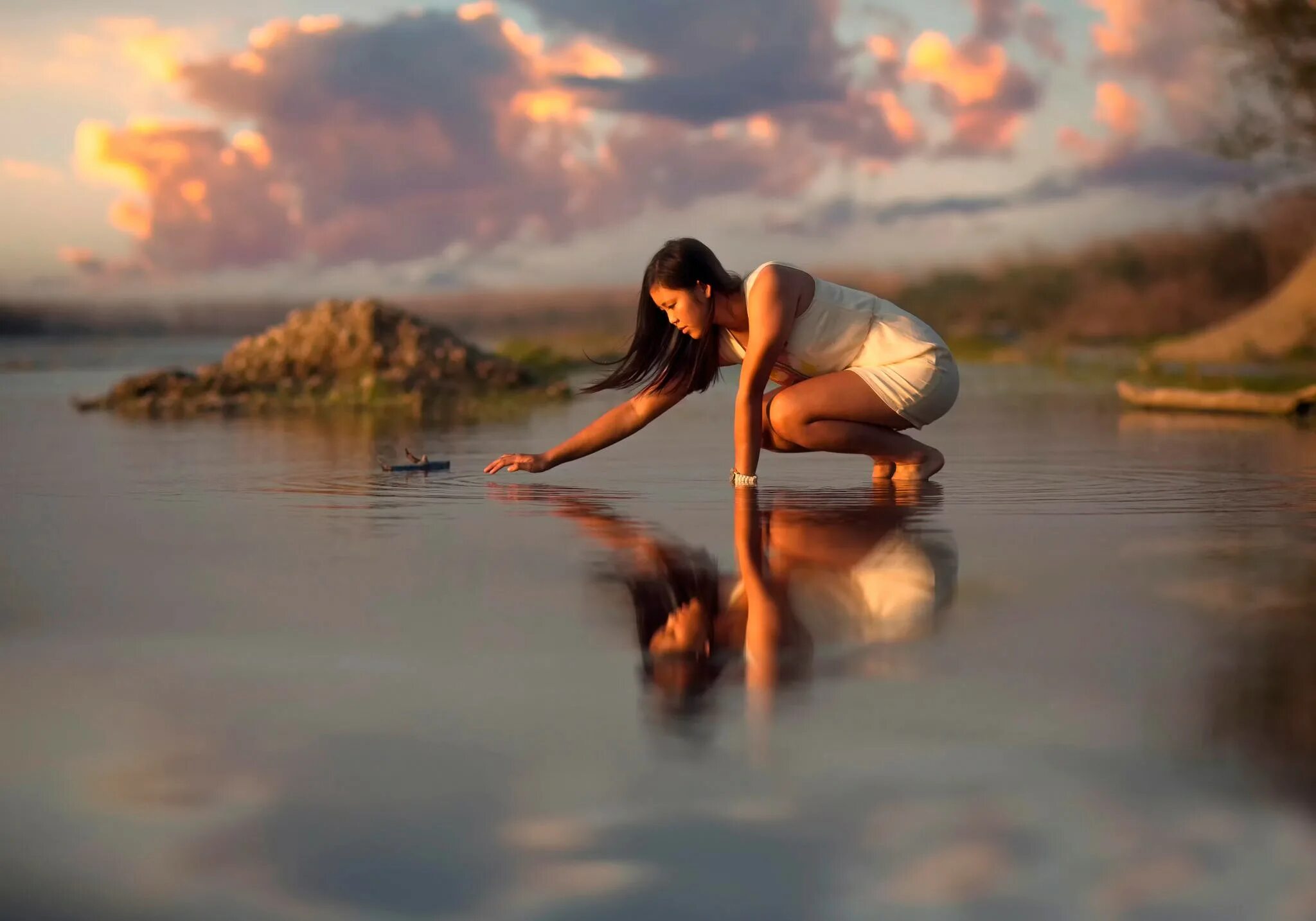 Девушка на берегу. Фотосессия в воде. Девушка над водой. Спокойствие и безмятежность.