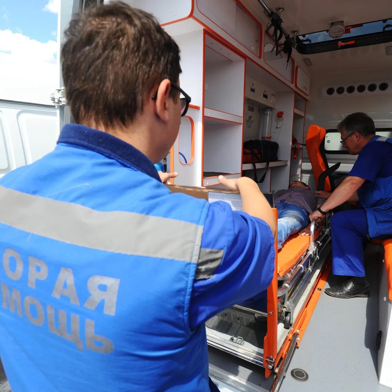 вызвать скорую. вызвать сотрудников скорой помощи. диспетчер скорой помощи. вызов скорой медицинской помощи, других специальных служб. работники скорой помощи.