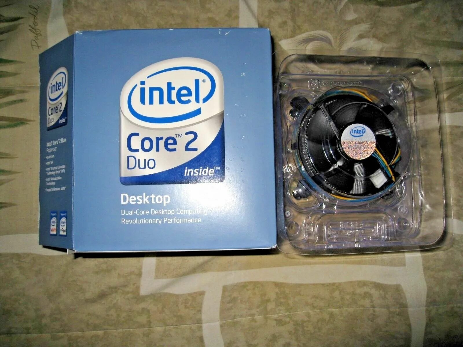 Genuine intel r cpu. Genuine intel(r) cpu 0000. core 2 duo странное охлаждение. крепление fan cpu intel. кулер intel e33218-002 серебряный кружок старый.