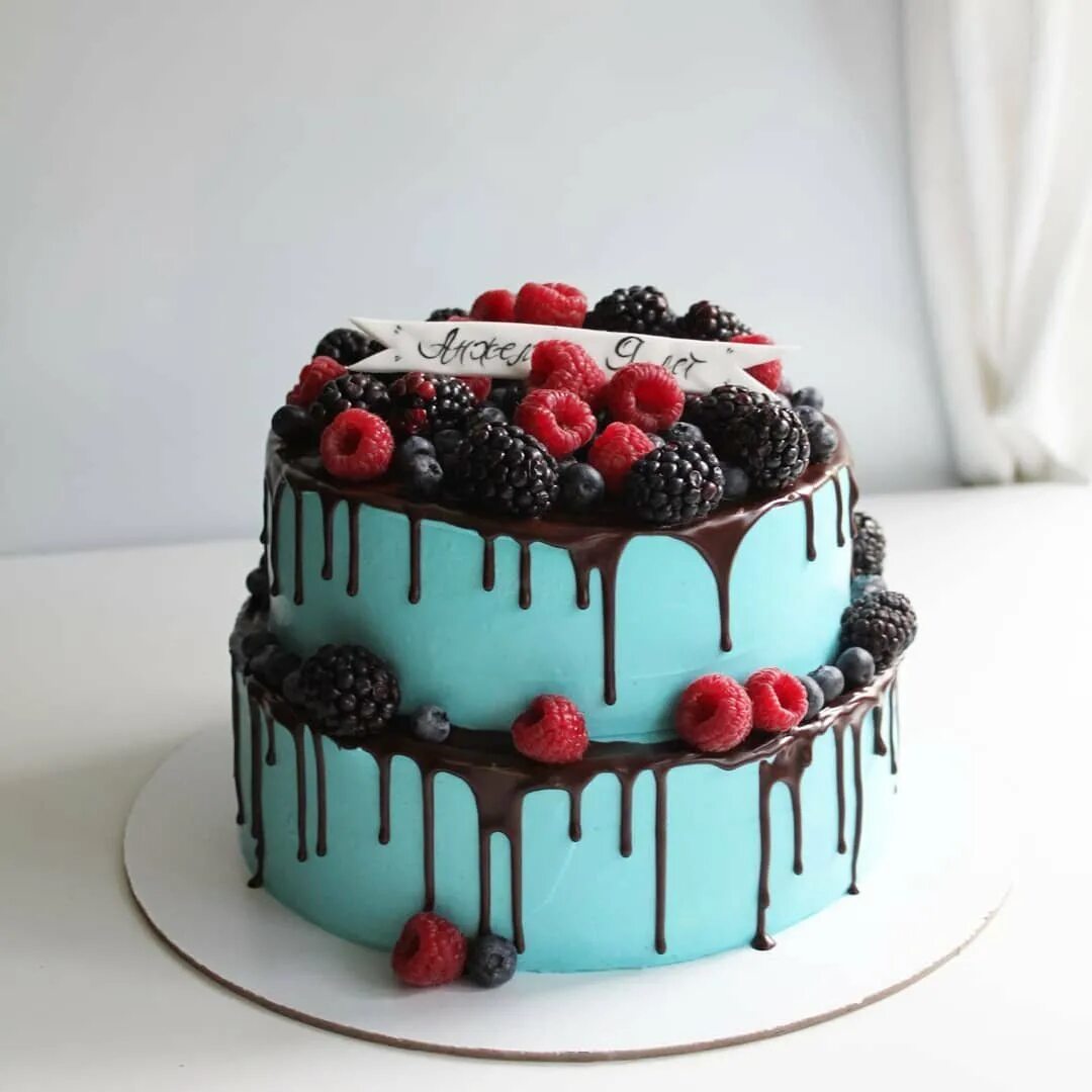 Стильный торт. Стильное украшение торта. Украшение торта. Красивые торты. Торт на др девушке без мастики.