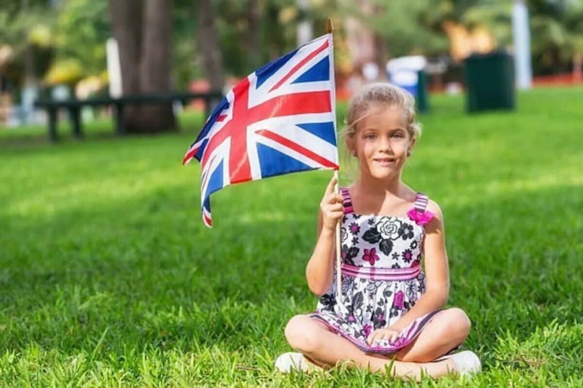 Английский для детей. Великобритания для дошкольников. Дети с флажками Британии. Иностранные дети. Britain girls