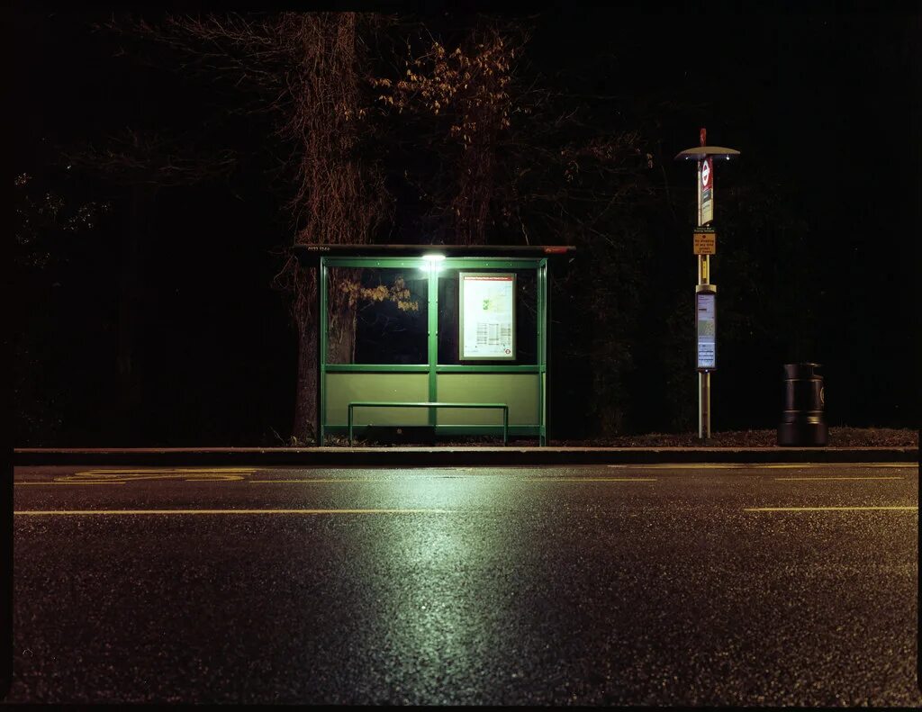 Автобусная остановка ночью. Автобусная остановка с фонарем. Фонарь на остановке. Остановка в темноте.