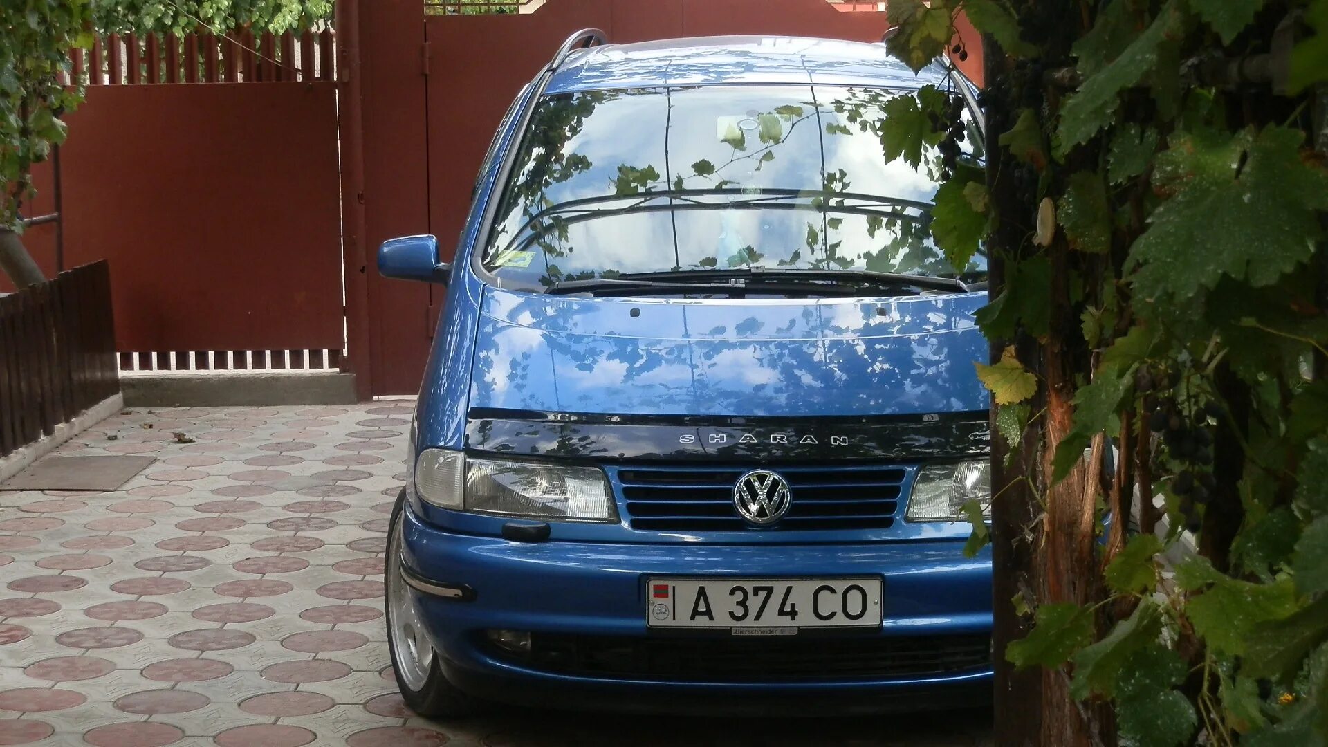 Шаран 2000 года. Volkswagen Sharan зеленый 2000. Фольксваген Шаран синий. Volkswagen Sharan синего цвета. Фольксваген Шаран старый.