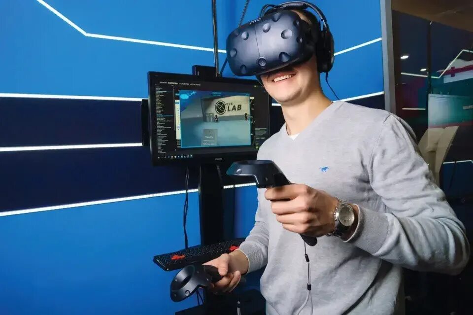 Vr красноярск. Центр виртуальной реальности. Комната виртуальной реальности. Тестирование виртуальной реальности. ВР парк виртуальная реальность.