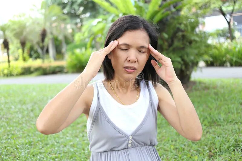 Тайланд головная боль. У мамы болит голова. Мама с больной головой фото.