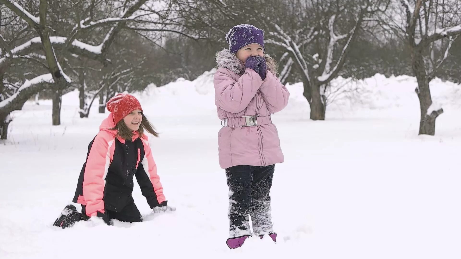 Деревня в снегу. Kids playing in Snow.