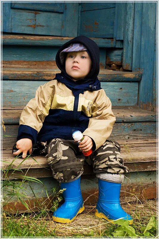 закаливание водой детей. красный для детей. ребенок холодный летом. ребенок холодный летом. дети на улице осенью.