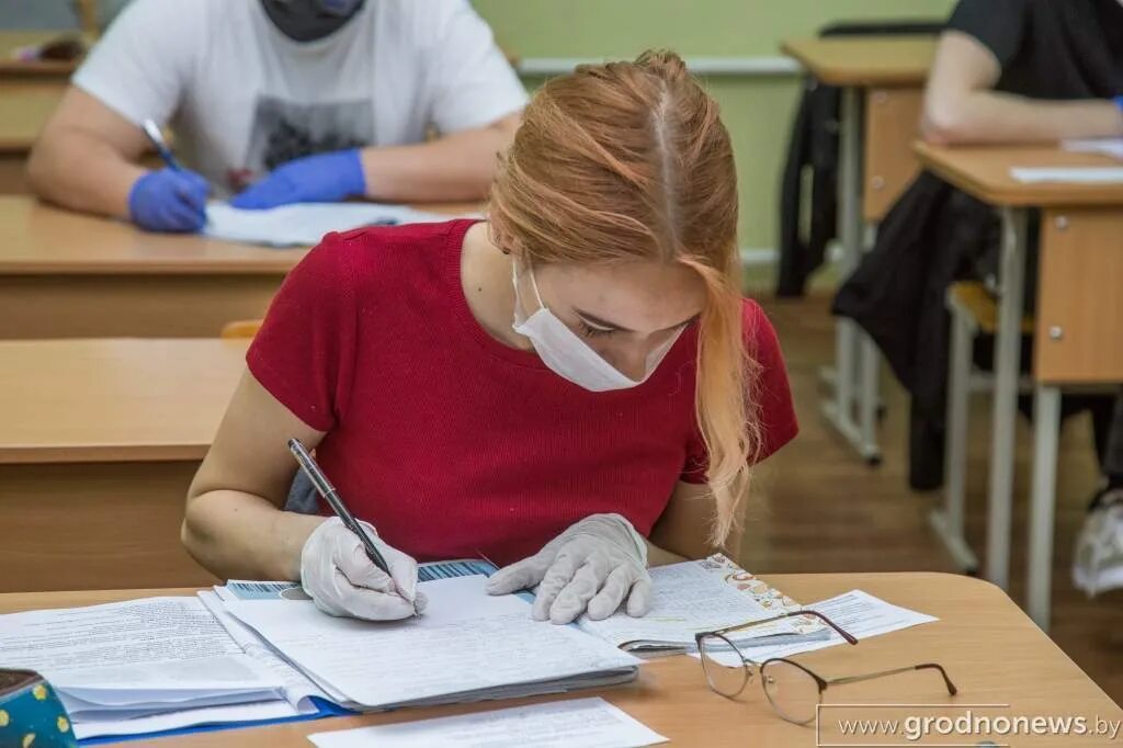 6 класс сдают экзамены. Экзамен сдан. Студент на экзамене. Экзамен в вузе. Студентка на экзамене.