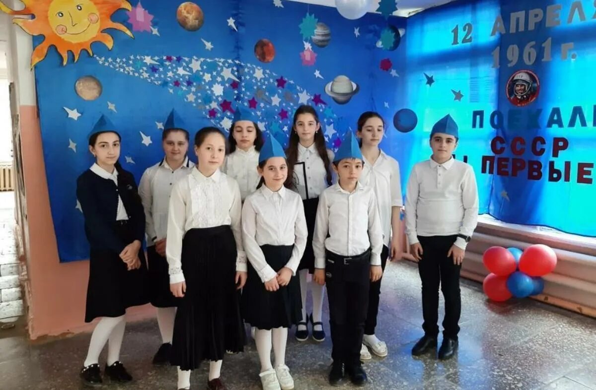 Выставка ко дню земли. Фотографии ко дню космонавтики. В школе отметили день космонавтики. Фото на день космонавтики для детей в школу. Выставка ко дню космонавтики.