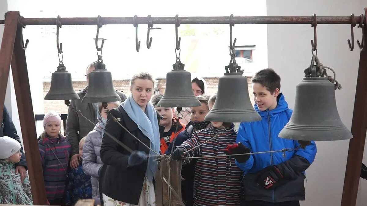 Позвонить в колокола на светлой седмице. Позвонить в колокола на светлой седмице. Колокольный звон на пасху. Светлая седмица колокольный звон. Пасхальный звон колоколов.