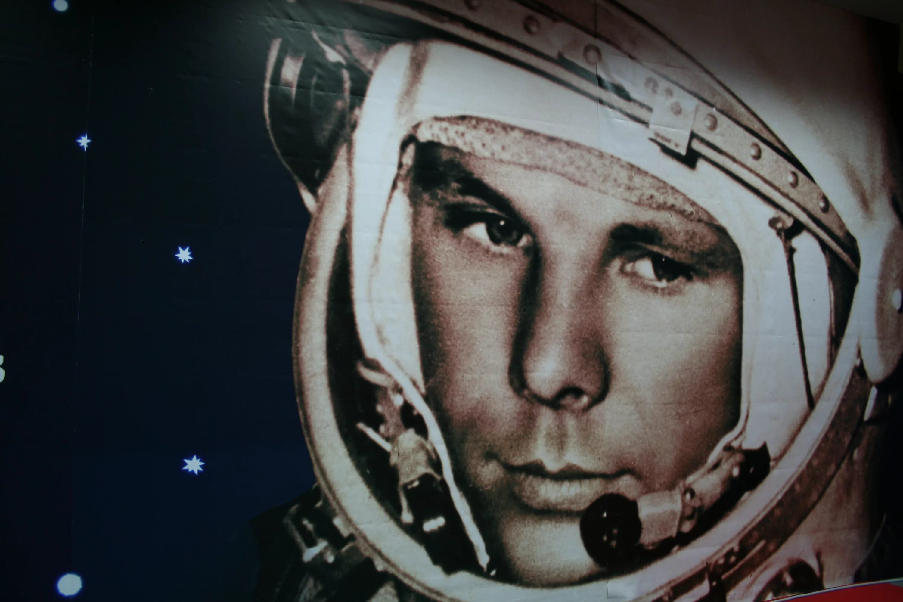 Полет юрия гагарина в космос видео. Гагарин космонавт. Портрет Космонавта Гагарина.