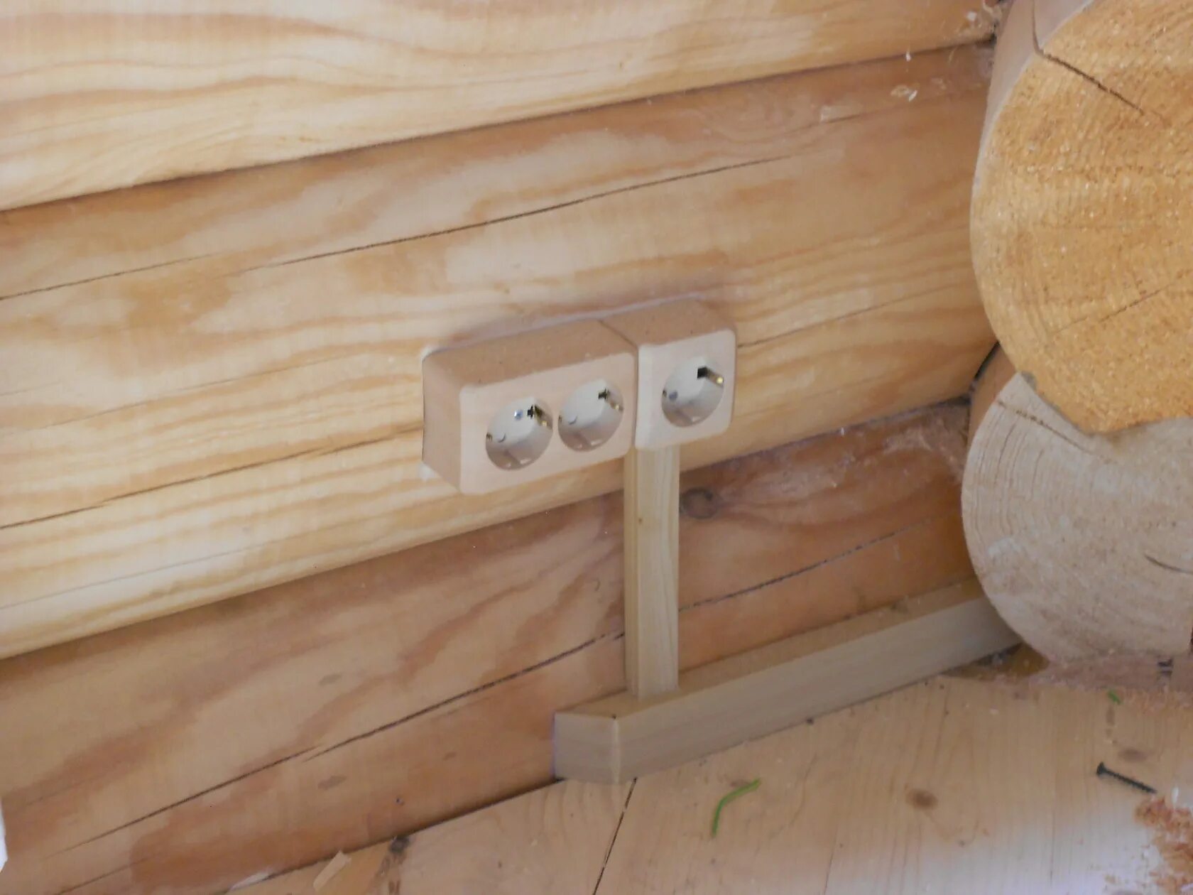 Короба для электропроводки в деревянном доме. Электрика в деревянном доме. Проводка в деревянном доме. Прокладка кабеля в деревянном доме.